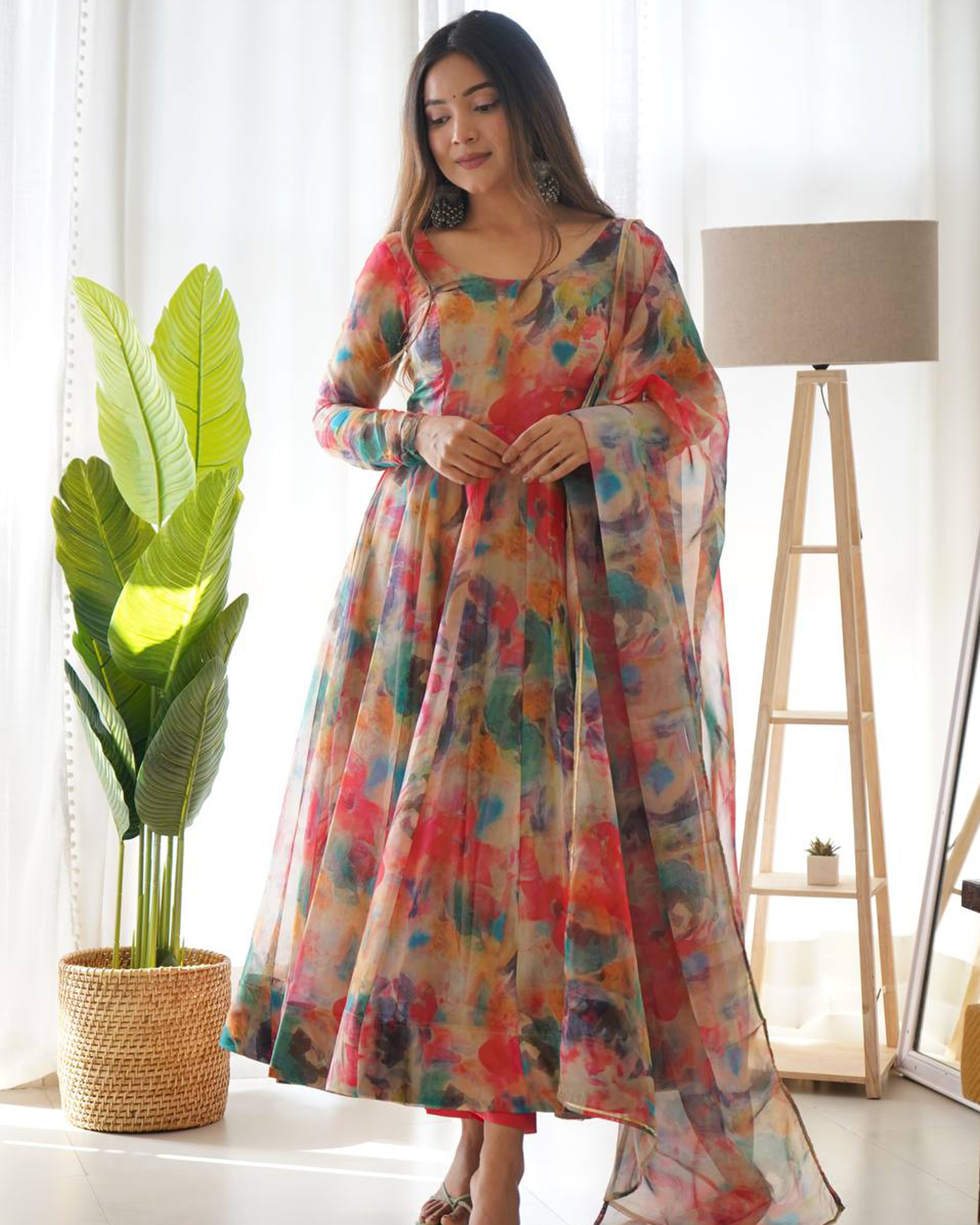 मल्टी कलर ड्रेस में नजर आईं पलक तिवारी, कैमरे के सामने दिखाया देसी स्वैग -  Palak Tiwari looks beautiful in multi colour frock suit | Jansatta
